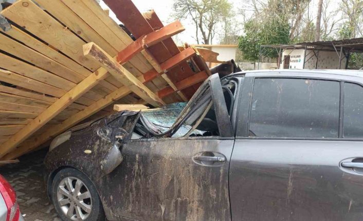 Öğrenciler dersteyken fırtına okulun çatısını uçurdu: 3 araç zarar gördü