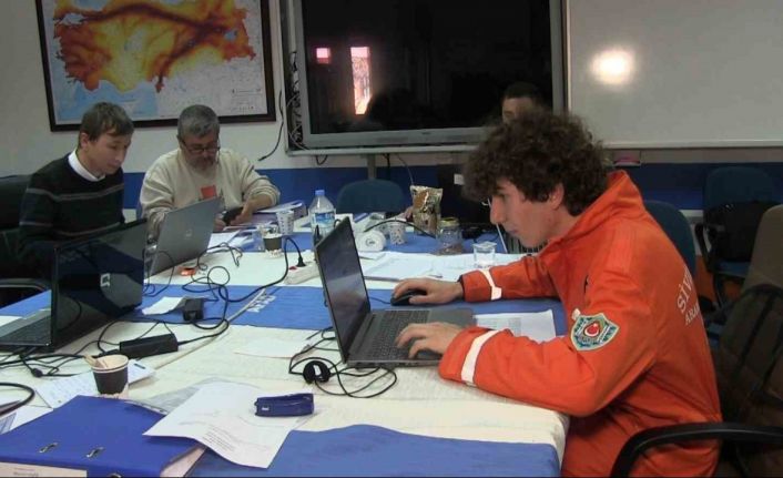 Okuldan çıkıp AFAD’a koşuyor