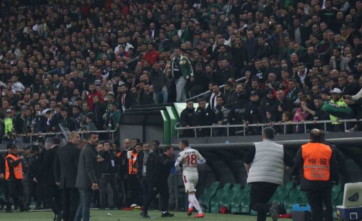 Olaylı geçen Sakaryaspor- Yılport Samsunspor maçına ceza yağdı