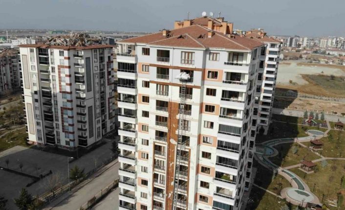 Ölümü göze alıp ağır hasarlı binadan eşyalarını çıkardılar