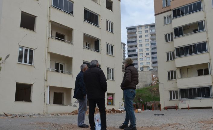 Önce ağır, sonra az hasarlı raporu verdiler: Site sakinleri tekrardan detaylı inceleme istedi