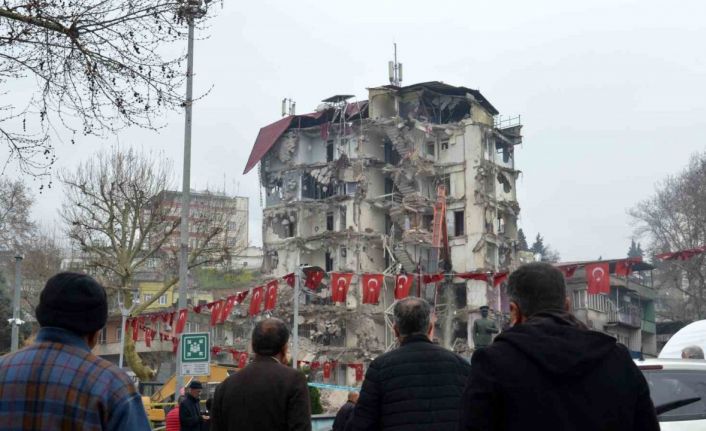 Onlarca vatandaş yıkılan ekmek teknesine son kez uzaktan baktı