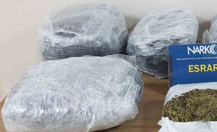 Ordu’da ’dur’ ihtarına uymayan araçta 22 kilo esrar ele geçirildi