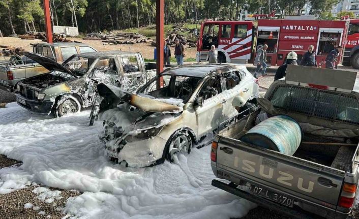 Orman İşletme şefliği otoparkında 3 araç yanarak kullanılamaz hale geldi