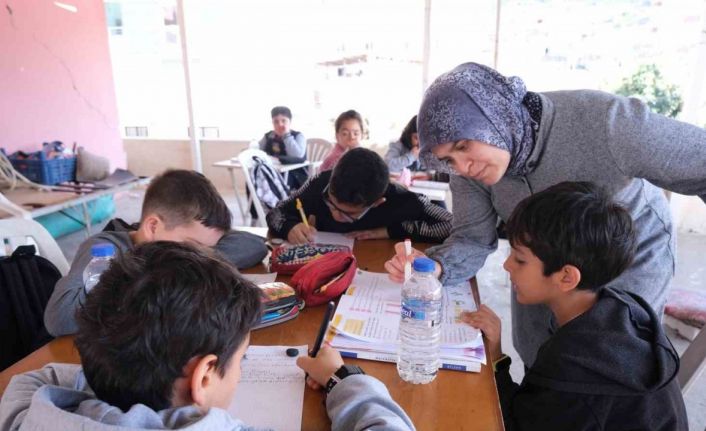 Örnek anne örnek öğretmen: Çatı katı okul oldu, öğrenciler ders başı yaptı