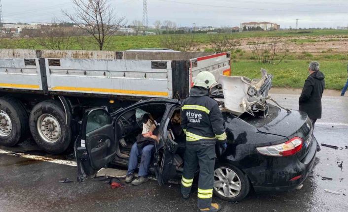 Otomobil tırın altına girdi: 2’si ağır 5 kişinin yaralandığı kazada can pazarı yaşandı