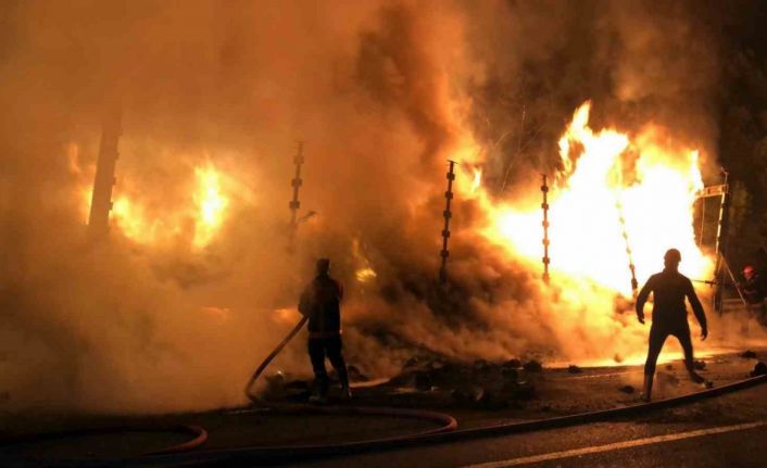 Otoyolda korkutan yangın: İplik yüklü tırın dorsesi küle döndü