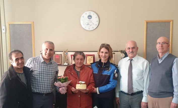 Polisten işitme engelli kadına doğum günü sürprizi