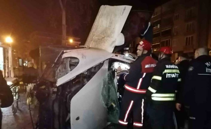 Porsche marka lüks araç kaldırıma çarparak yan yattı: 1 yaralı