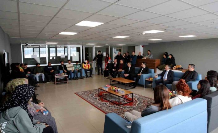Prof. Dr. Karabulut, depremden etkilenen öğrencileri ziyaret etti