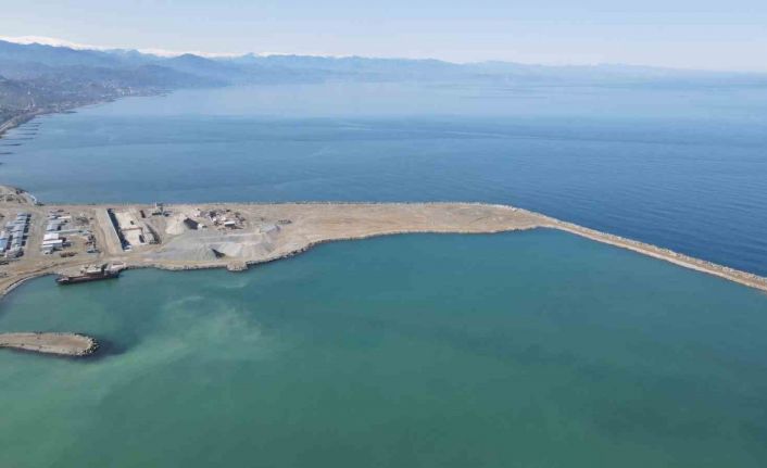 Rize’de yapımı devam eden Lojistik Merkezinin liman dolgusunun yüzde 40 tamamlandı