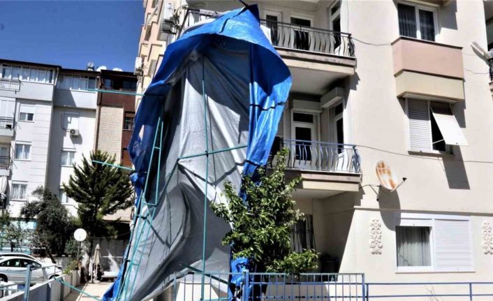 Rüzgârdan dolayı savrulan taziye çadırı, apartmana dayanarak durdu