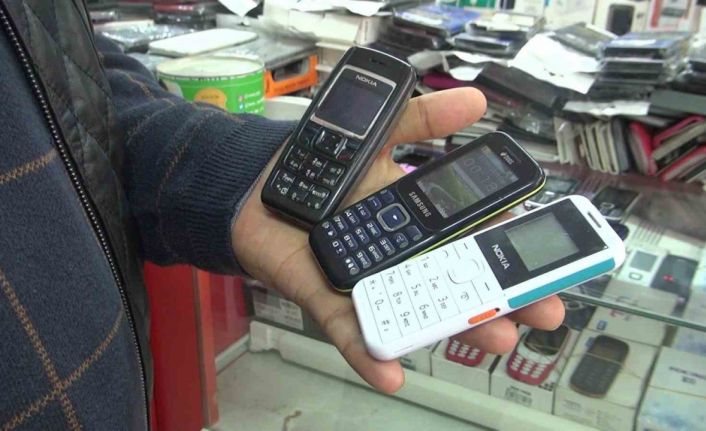 Sadece asker ve yaşlılar alıyordu: Tuşlu telefonlar depremlerin ardından yeniden değer kazandı