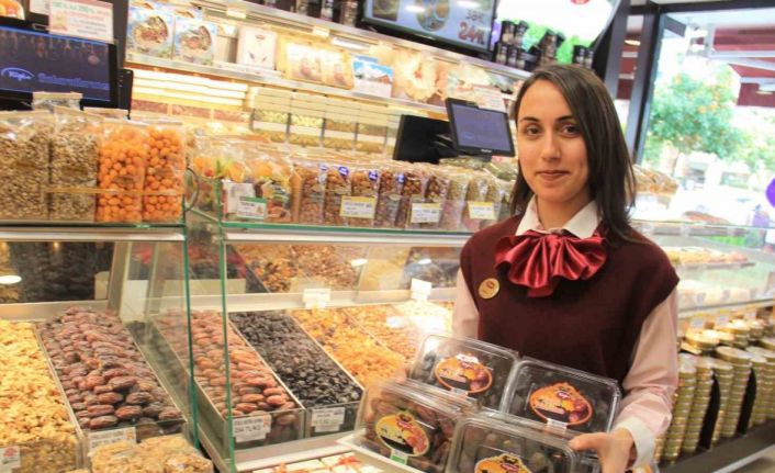 Sahur ile iftar arasındaki vakti daha rahat geçirmek isteyenler hurma tezgahına koştu