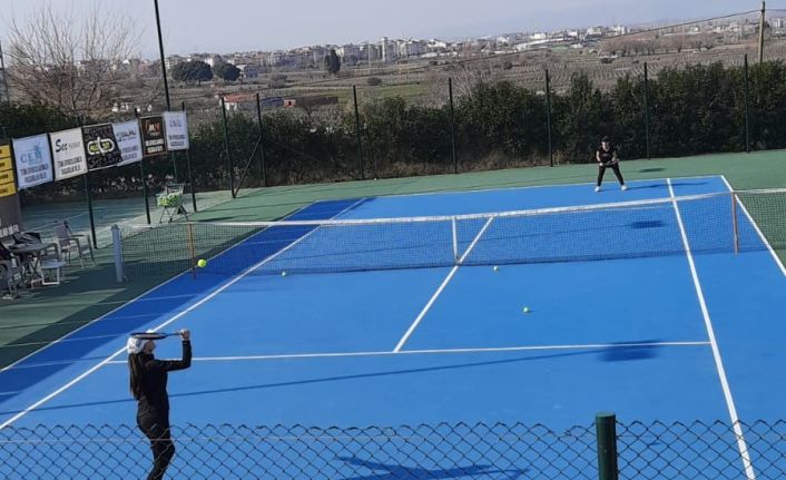 Salihli’de depremzedeler yararına tenis turnuvası düzenlendi