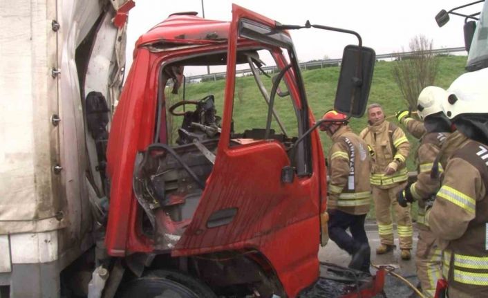 Sancaktepe’de beton mikseri ile kamyonet kafa kafaya çarpıştı: 1 ölü, 1 yaralı