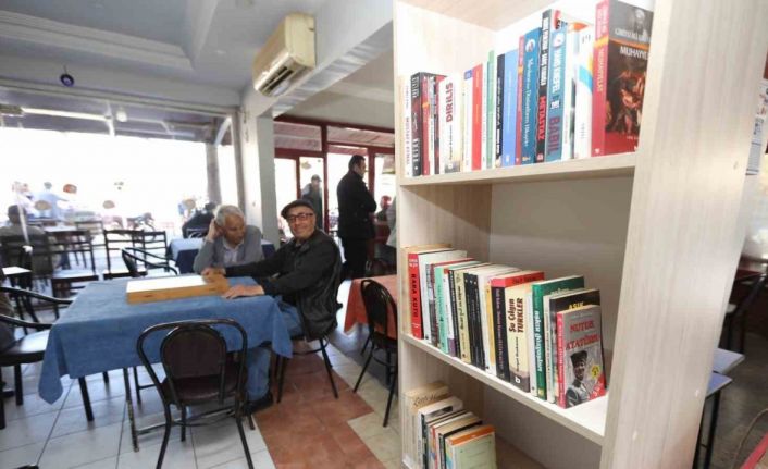 Selçuk’ta, kahvehanelere kitap köşesi