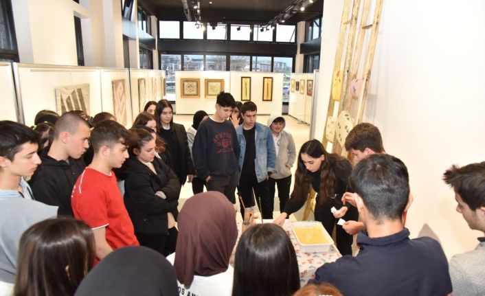 Sergiyi gezen öğrenciler ebru sanatına hayran kaldı