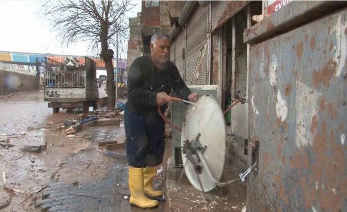 Şiddetli yağmur ve sele aldırış etmeden hortumla çanak anten yıkadı