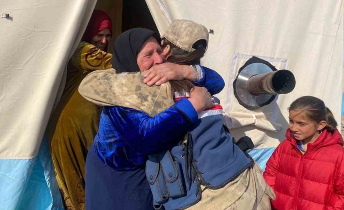 Siirt İl Jandarma Komutanlığı ekipleri, enkazdan 51 vatandaşı sağ çıkarmayı başardı