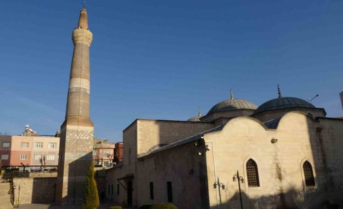 Siirt’te 9 asırlık tarihi Ulu Camii dayanıklılığıyla depreme meydan okuyor