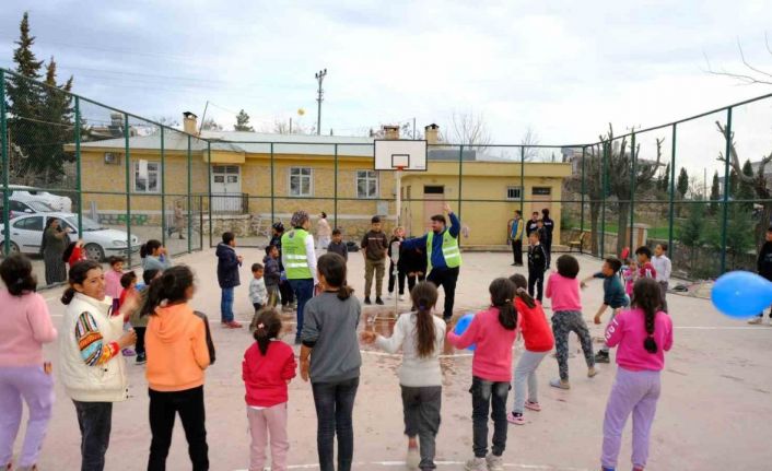 Şırnak’ta öğretmenler depremzede bin 500 çocuğu oyun ile buluşturdu