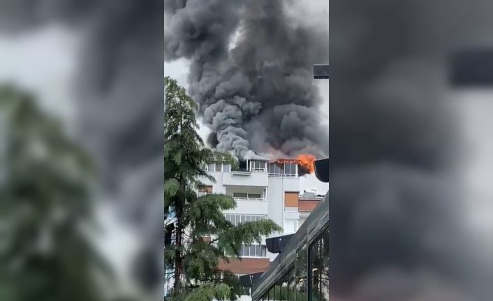 Site içinde bulunan apartmanın çatısı alev alev yandı
