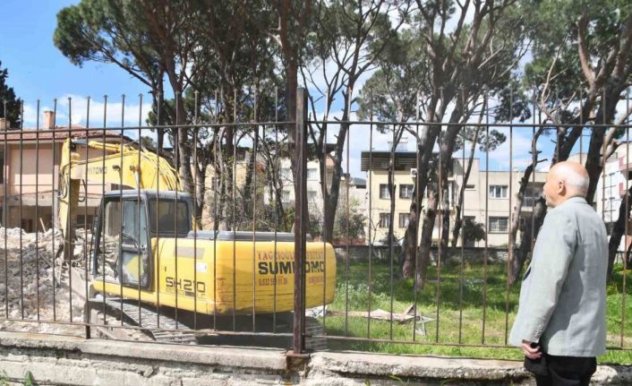 Söke’de 20 yıl çalıştığı kurumun binasının yıkımını hüzünle izledi