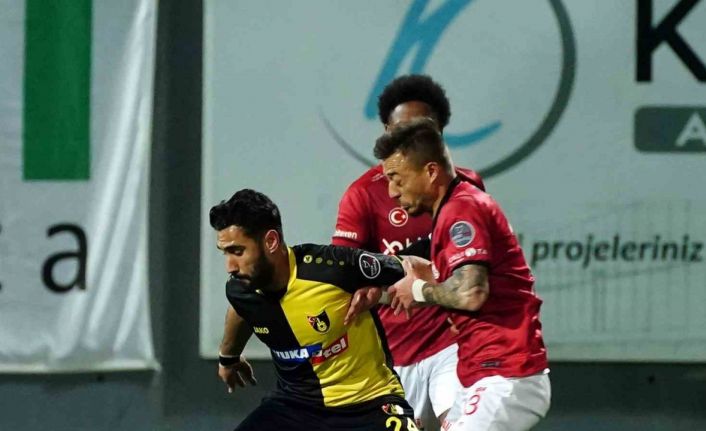 Spor Toto Süper Lig: İstanbulspor: 1 - DG Sivasspor: 0 (İlk yarı)