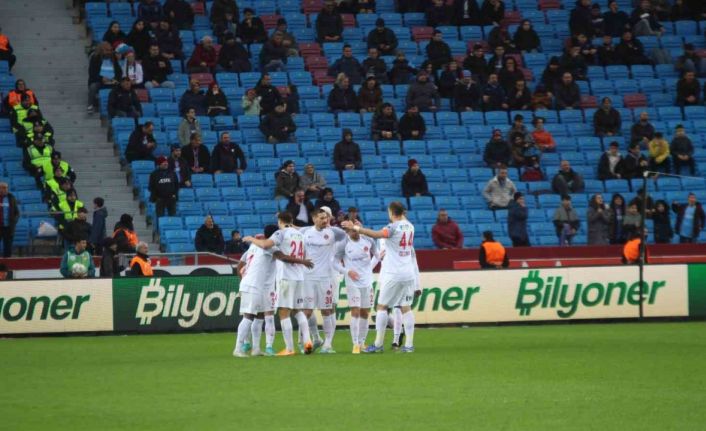 Spor Toto Süper Lig: Trabzonspor: 1 - Ümraniyespor: 2 (İlk yarı)