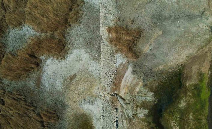 Suların çekildiği Terkos Gölü’nde ortaya çıkan tarihi yol havadan görüntülendi