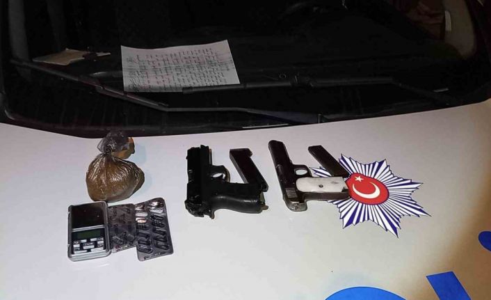 Şüphe üzerine durdurulan araçtan ruhsatsız silahlar, uyuşturucular ve hassas terazi çıktı