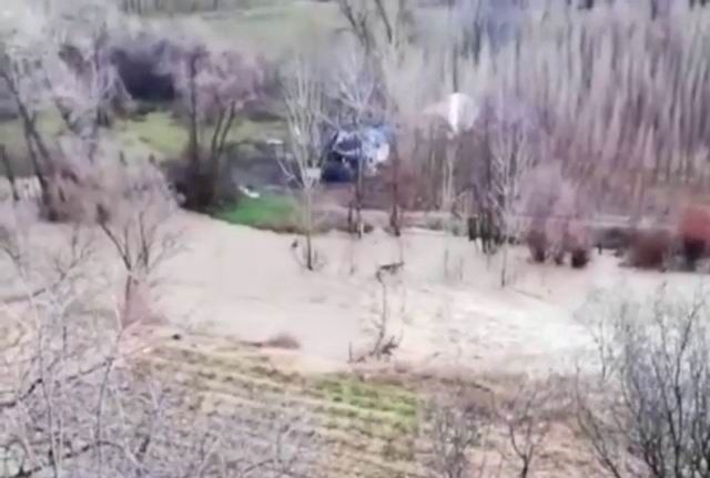 Tağar çayı taştı, tarım arazileri ve bağ evleri zarar gördü