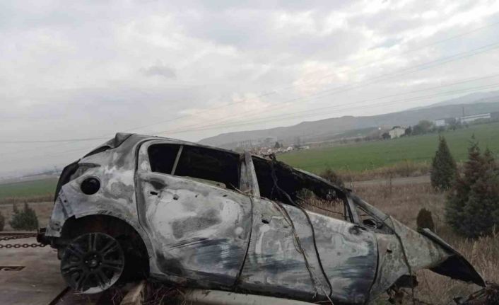 Takla atan otomobilde sıkışan sürücü aracının alev alması sonucu hayatını kaybetti