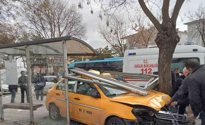 Taksi şoförü yayalara çarpmamak için durağa daldı: 1’i ağır 6 yaralı