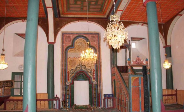 Tarihi Bektaşbey Camii ahşap sütunları ve süslemeleri ile ilgi çekiyor