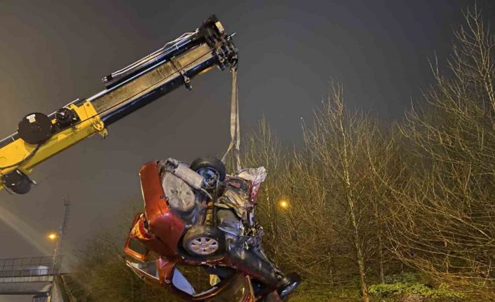 TEM Otoyolu’nda kontrolden çıkan otomobil bariyerlere çarparak takla attı: 1’i ağır 3 yaralı