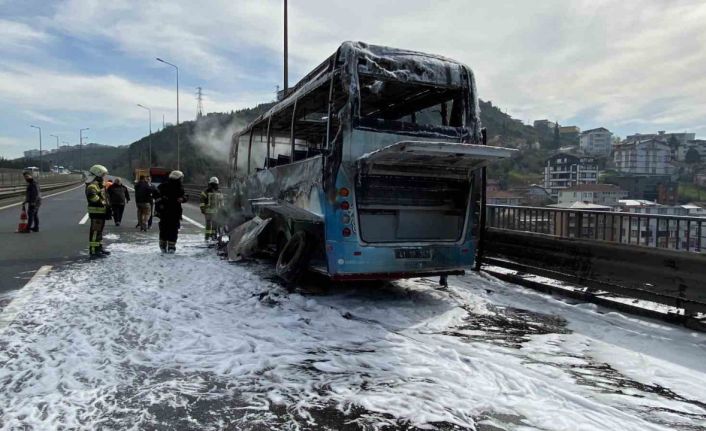 TEM’de minibüs alev topuna döndü