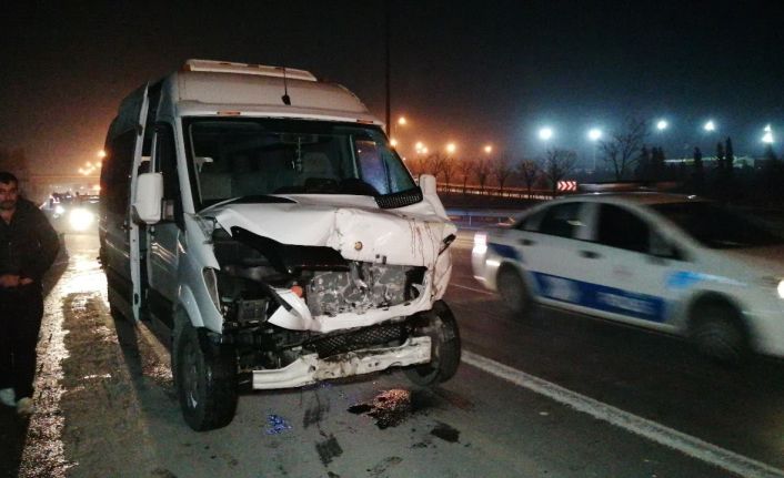 TEM’in orta şeridinde terk edilen otomobil kazaya sebep oldu: 4 yaralı