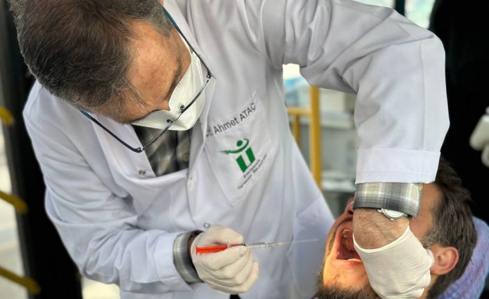 Tepebaşı Belediyesi’nin gönderdiği Mobil Diş Kliniği aracı, depremzedelere hizmet vermeye başladı