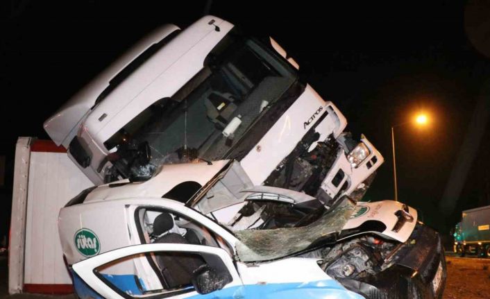 Tırın hafif ticari araca çarptığı kazada ağır yaralanan sürücü hayatını kaybetti