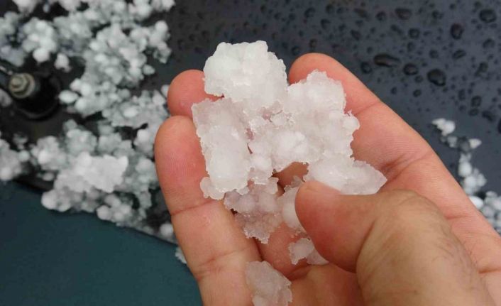 Tokat’ta leblebi tanesi büyüklüğünde dolu yağışı