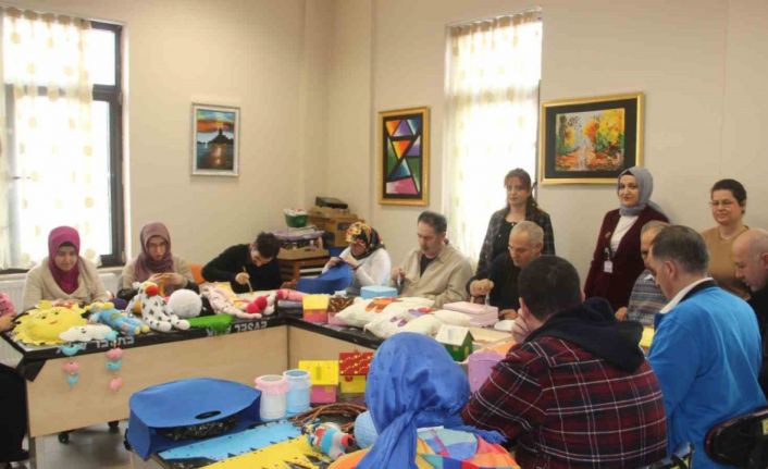 Toplum Ruh Sağlığı hastaları kendi elleriyle depremzedeler için ürünler yapıyor
