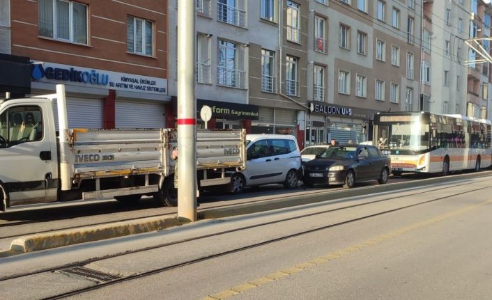Tramvay yolunda meydana gelen trafik kazası şehir içi ulaşımda aksamaya neden oldu