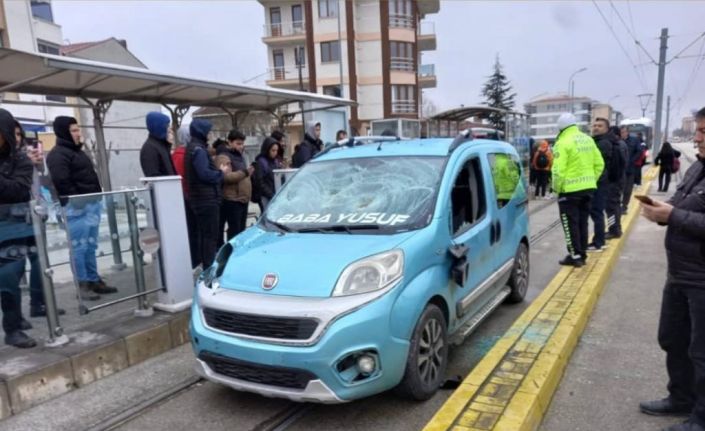 Tramvay yolundan giden aracın çarptığı 17 yaşındaki Kader hayatını kaybetti