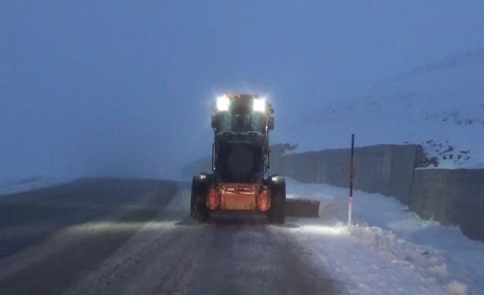Tunceli’de karla mücadele sürüyor