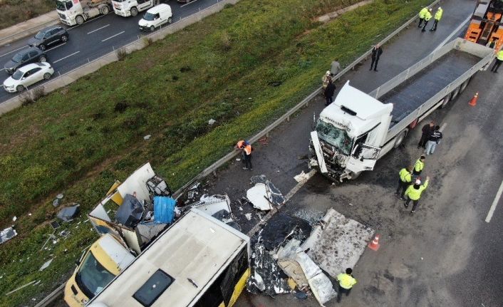 Tuzla TEM otoyolunda tır, arıza yapan İETT otobüsü ve yol bakım aracına çarptı: 2 ölü