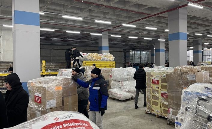 Ümraniye Belediyesi’nden konteyner kent için “bir koli de sizden olsun” kampanyası