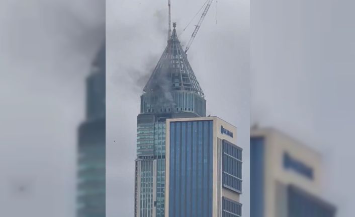 Ümraniye Finans Merkezi’nde yangın çıktı, olay yerine çok sayıda itfaiye ekibi sevk edildi.