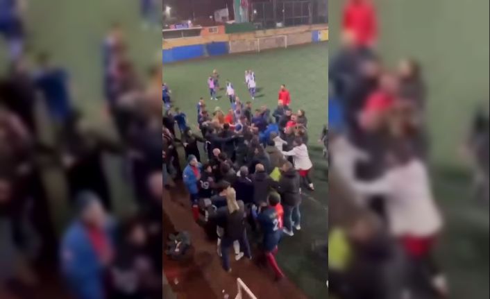 Üsküdar’da yeşil saha karıştı: Futbolcular birbirine girdi